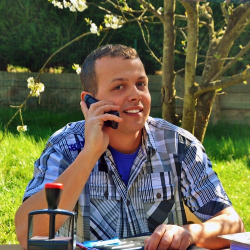 Homme assis qui téléphone