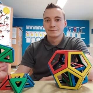 Un jeune homme avec des jouets pour enfants